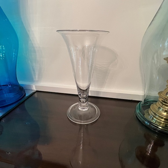 Colonial Williamsburg Restoration, Teardrop Vase CW 2V, Hand Blown Glass - Picture 3 of 10